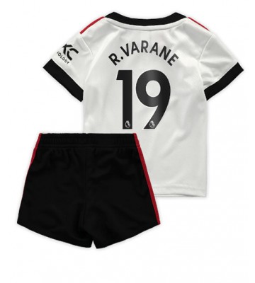 Manchester United Raphael Varane #19 babykläder Bortatröja barn 2022-23 Korta ärmar (+ Korta byxor)